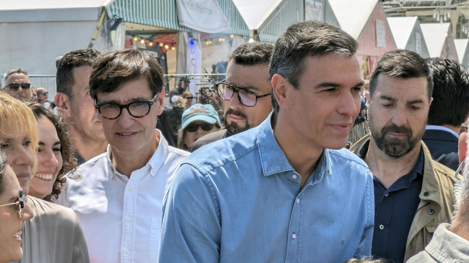 El presidente del Gobierno, Pedro Sánchez, acompañado por el líder del PSC, Salvador Illa, ha irrumpido por sorpresa este miércoles en la Feria de Abril de Barcelona
