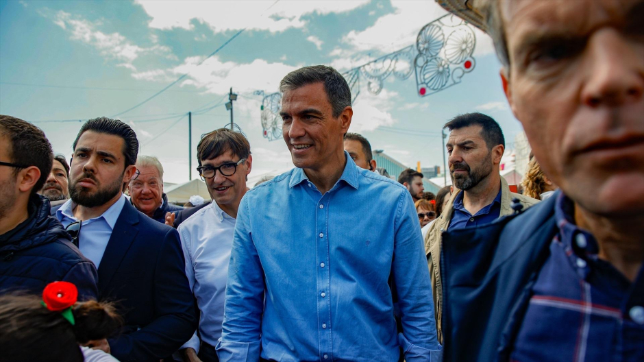 El presidente del Gobierno, Pedro Sánchez (c), a su llegada a la Feria de Abril de Barcelona