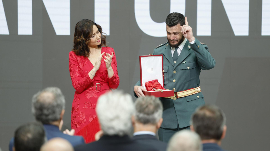 La presidenta de la comunidad de Madrid, Isabel Díaz Ayuso , entrega el reconocimiento a título póstumo al agente de la Guardia Civil, José Antonio Rosa Alcocer, fallecido el 26 de abril en acto de servicio