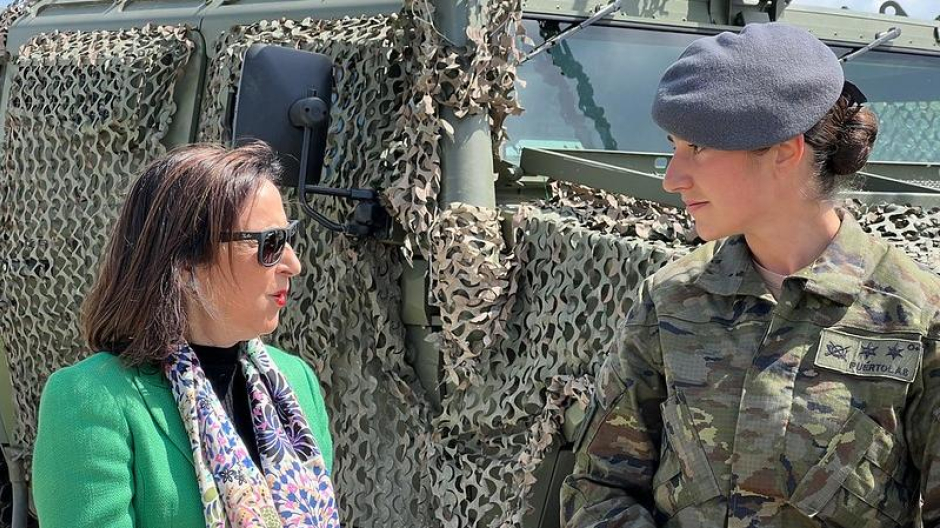 La ministra Margarita Robles visita las tropas españolas en Eslovaquia; en la imagen, con una militar del contingente