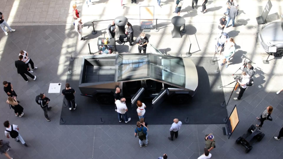 El Tesla Cybertruck expuesto en un centro comercial de Berlín
