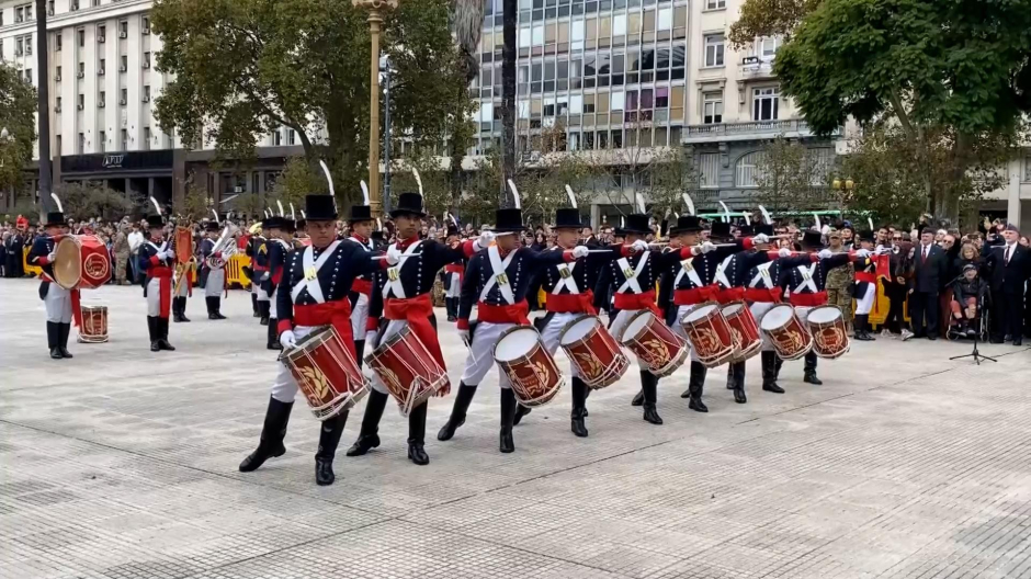 Primer cambio de guardia de regimientos históricos en frente de la Casa Rosada