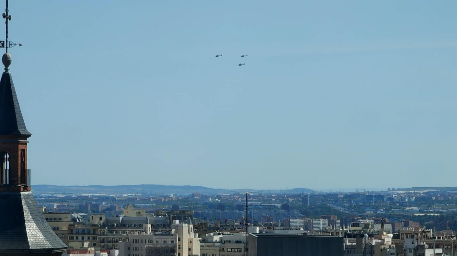 Tres helicópteros de la Policía Nacional en perfecta formación surcan los cielos de Madrid