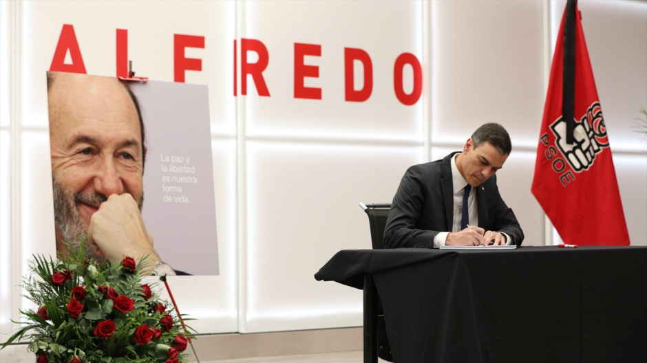 Pedro Sánchez, acude a Ferraz a firmar el libro de condolencias del Partido Socialista por el fallecimiento de Alfredo Pérez Rubalcaba