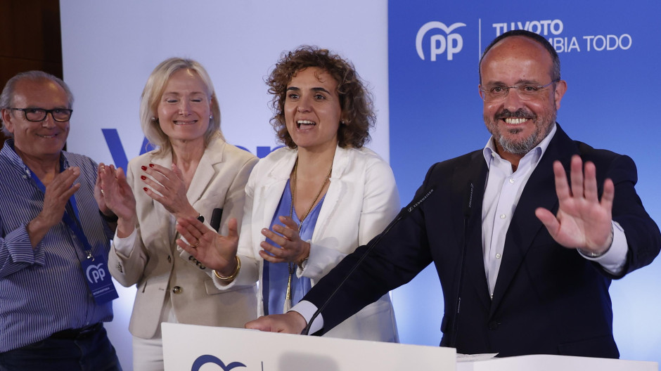 Alejandro Fernández celebrando los 15 escaños del PPC