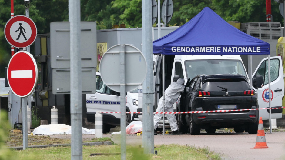 La policía francesa examina el lugar del asalto