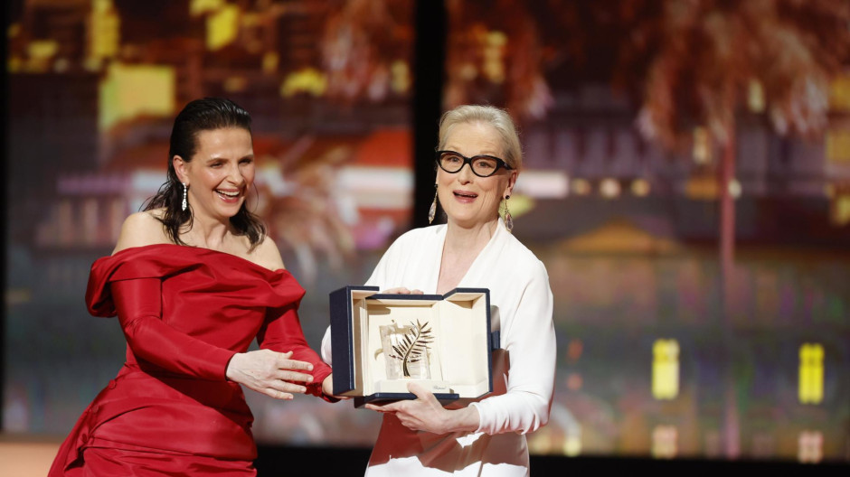Las lágrimas de Juliette Binoche al entregar la Palma de Honor a Meryl Streep en Cannes