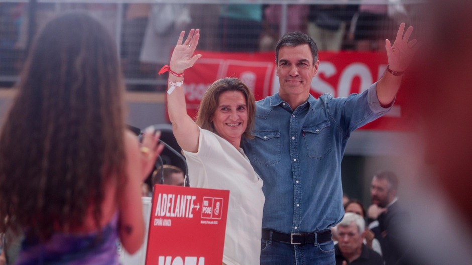 El presidente del Gobierno, Pedro Sánchez, y la candidata a las elecciones europeas, Teresa Ribera