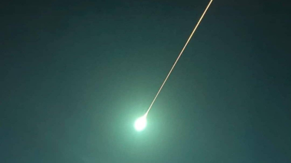 Una enorme bola de luz verde cruza la Península Ibérica e ilumina los cielos