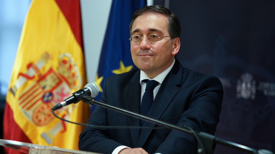 Comparecencia especial de Albares para responder a Javier Milei, en directo