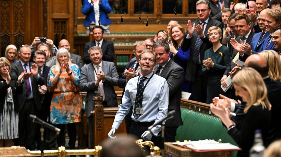 Una fotografía publicada por el Parlamento del Reino Unido muestra al diputado conservador británico Craig Mackinlay vitoreado en el Parlamento