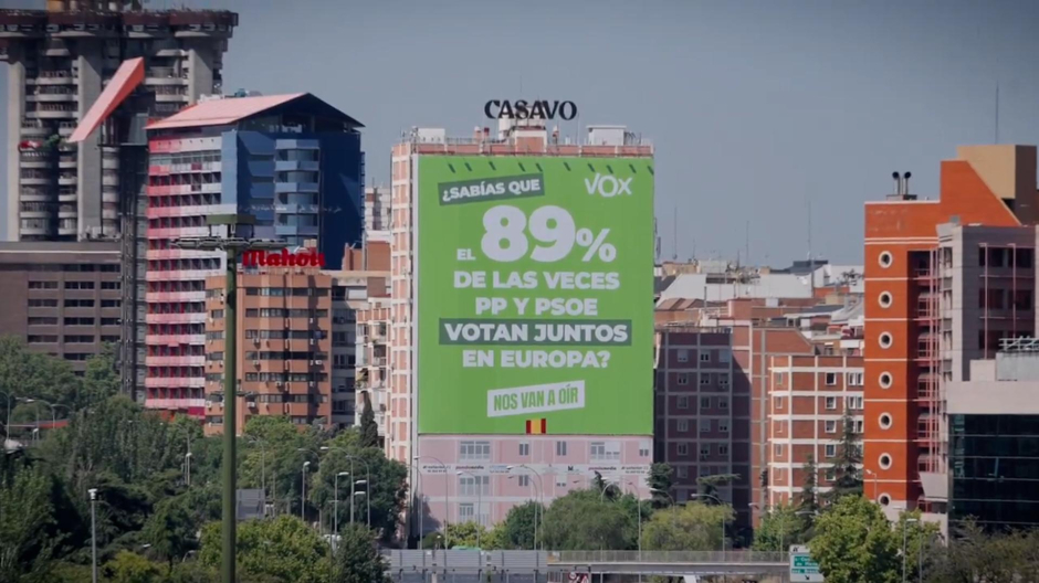 Vox responde a la guerra de lonas de PP y PSOE: «Mientras fingís pelearos, votáis juntos»