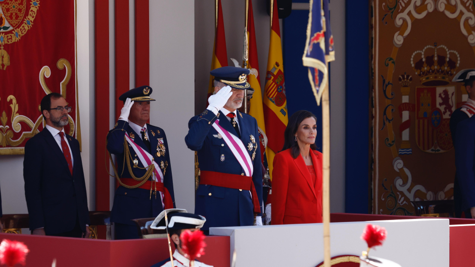 Los Reyes Don Felipe (3i) y Doña Letizia (4i) durante el desfile militar con motivo del día de las fuerzas armadas