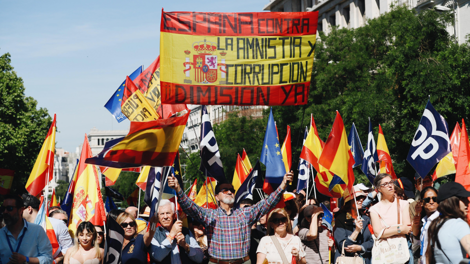 Varios manifestantes en Alcalá en la protesta convocada por el PP contra la amnistía de Sánchez