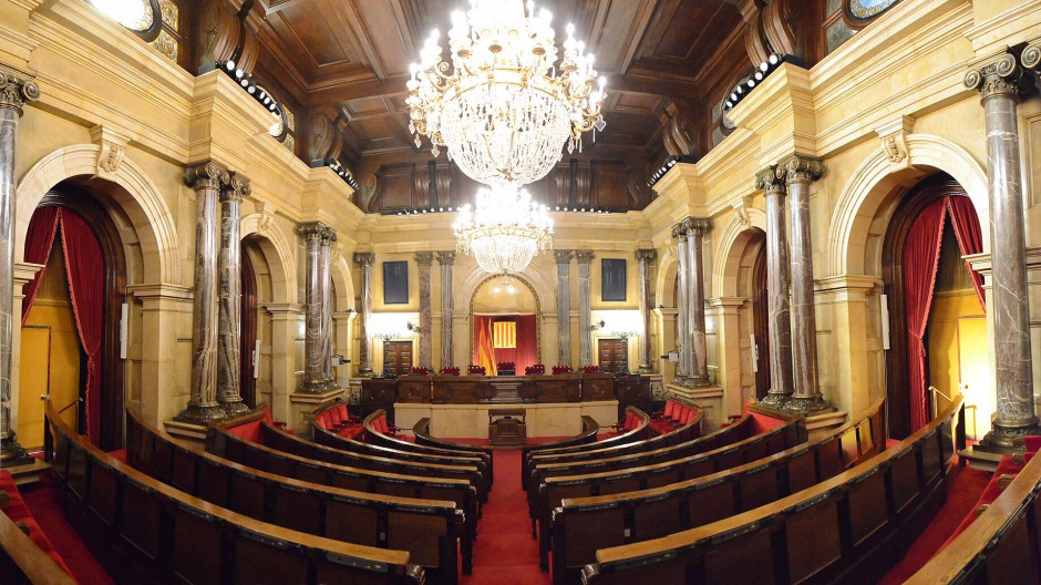 1840px-Parlament_de_Catalunya_-_Saló_de_plens_(vist_des_del_fons)