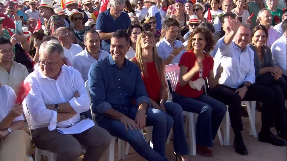 Sánchez reaparece con su mujer en un mitin entre gritos de «Begoña, Begoña»