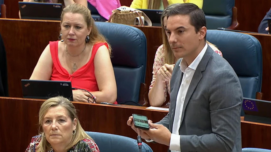 Reprimenda a Lobato en la Asamblea por saltarse el reglamento para atacar a Ayuso con un vídeo