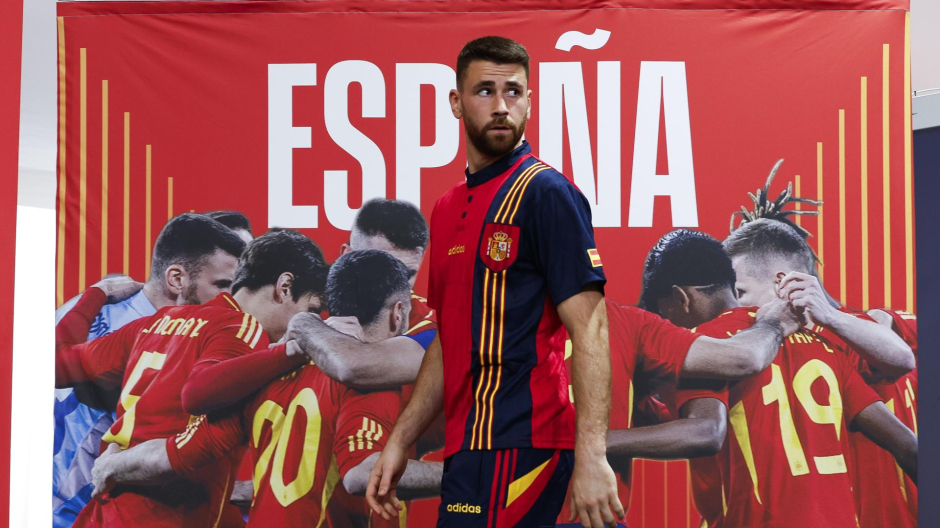 El portero de la selección española de fútbol, Unai Simón, da una rueda de prensa en el cuartel general del equipo
