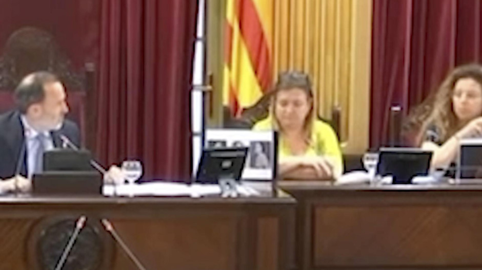 Expulsadas del Parlamento Balear tras provocar con fotos de asesinadas en la Guerra Civil