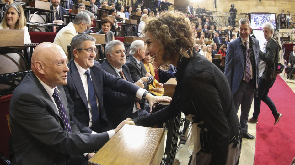 María Jesús Montero, en la toma de posesión de Imanol Pradales como lehendakari