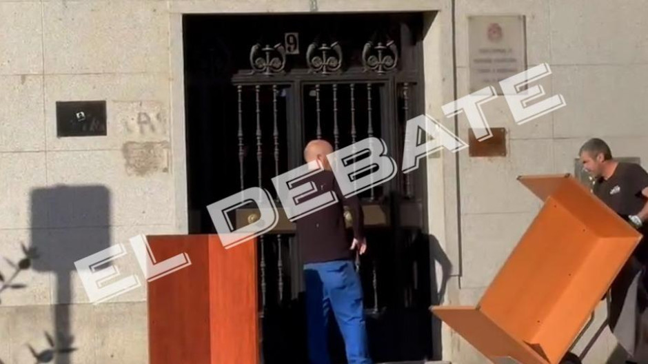 Montaje exprés del despacho del hermano de Pedro Sánchez en Badajoz