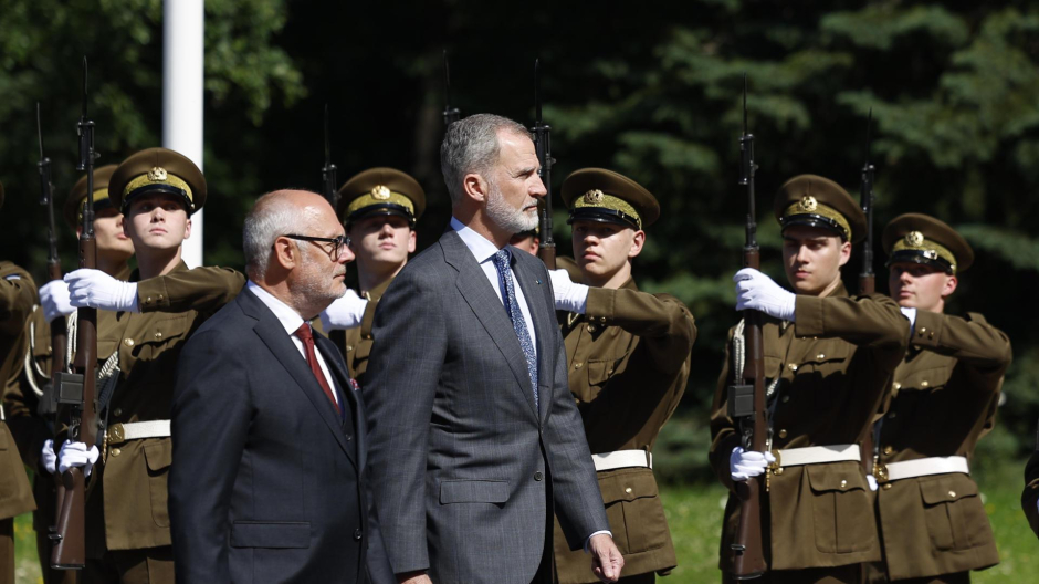 El Rey y el presidente de Estonia, Alar Karis, pasan revista a las tropas a su llegada a Tallín