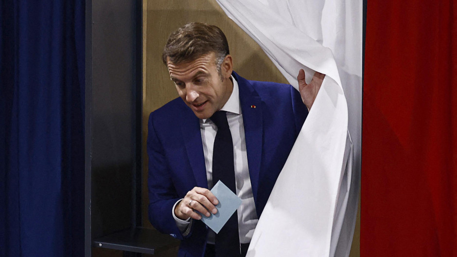 Emmanuel Macron emite su voto en la primera vuelta de las elecciones legislativas de Francia