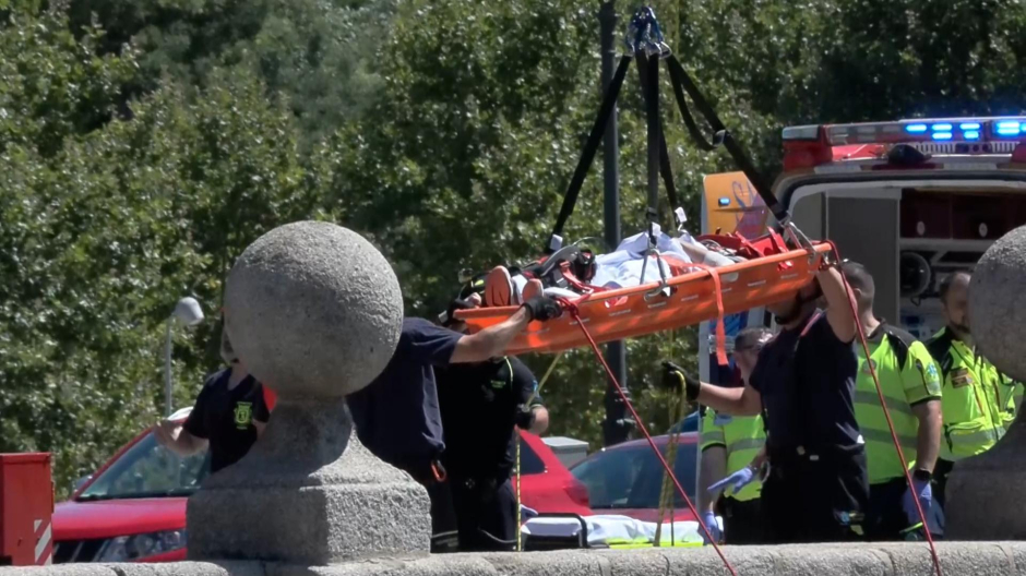 Fotograma de los servicios de Emergencias rescatando a la persona - EFE