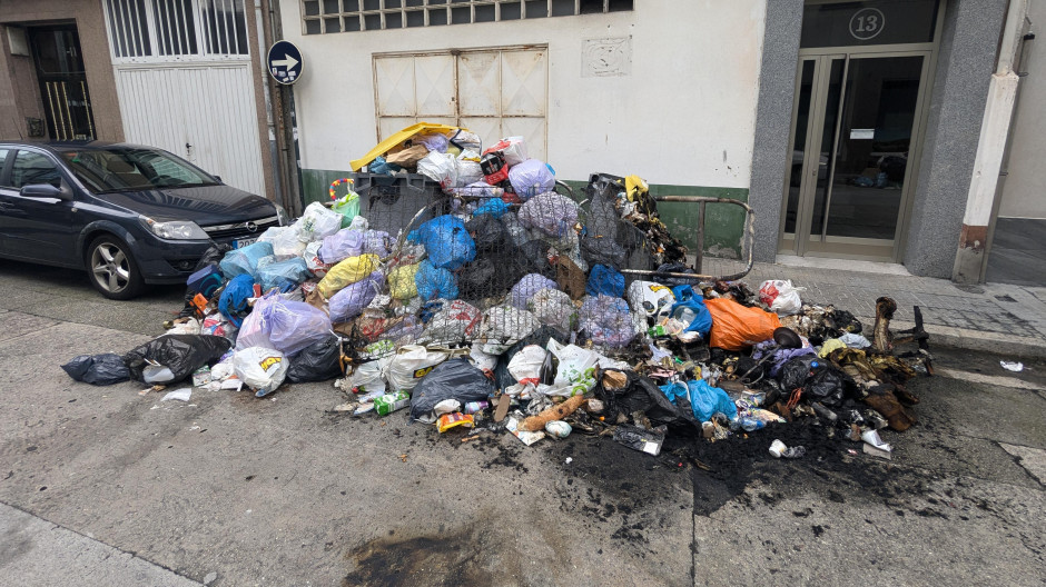 Contenedor que ardió en la madrugada de este lunes en La Coruña