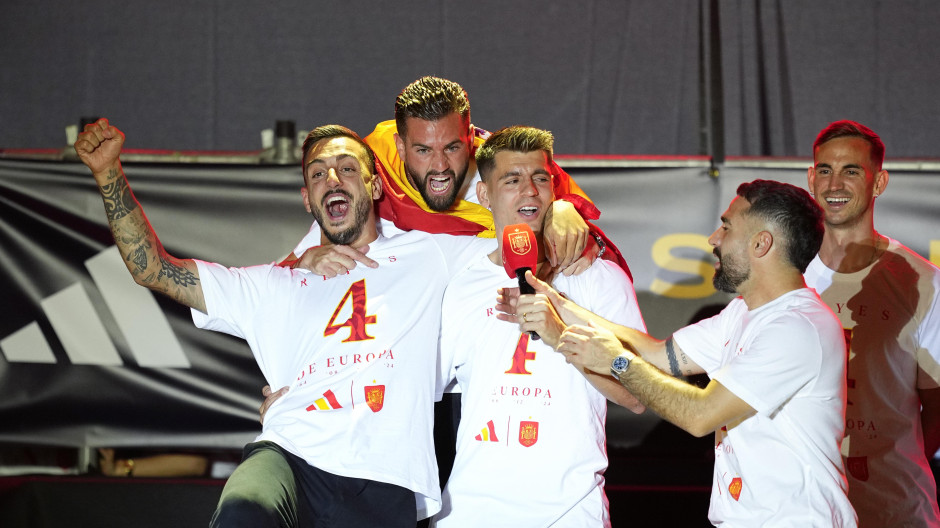 Dani Carvajal, Alvaro Morata, Jeselu Mato y Nacho Fernández durante la celebración de la victoria de España en la Eurocopa