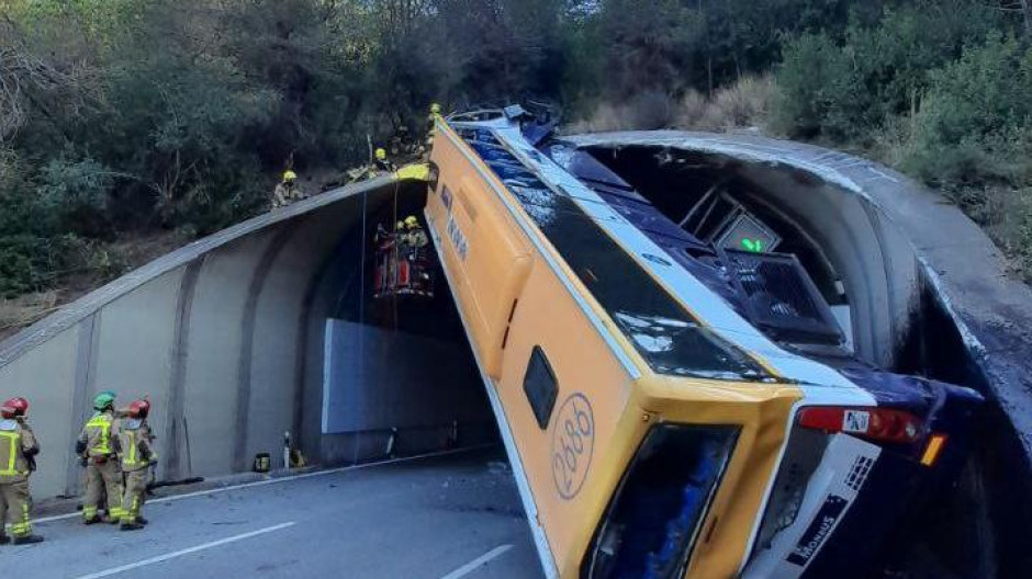Autobús accidentado en la carretera C-32 entre Pineda de Mar y Tordera