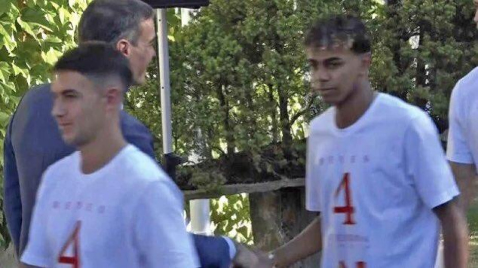 Lamine Yamal, el jugador al que la izquierda ha politizado, se marca un 'Carvajal' con Sánchez