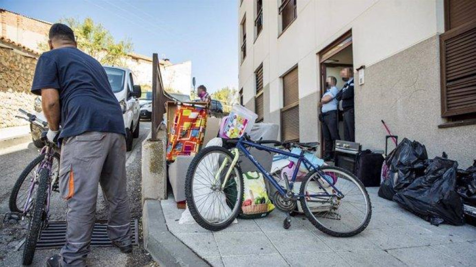 Varias personas durante el desalojo de diez viviendas okupadas.