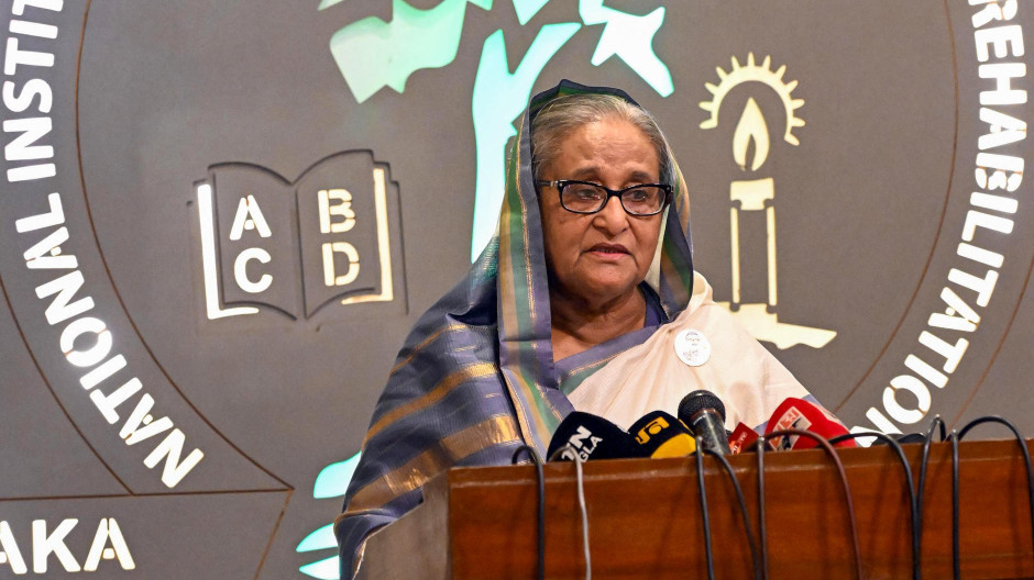 La primera ministra de Bangladés dimite y abandona el país en medio de