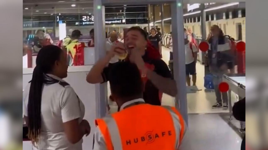 Arnau Tenas hace saltar el arco de seguridad del aeropuerto con su oro y con Sergio Ramos como banda sonora