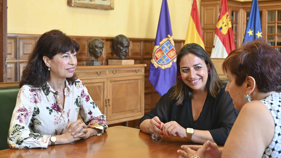 La ministra de Igualdad, Ana Redondo (a la izquierda), este jueves en Palencia