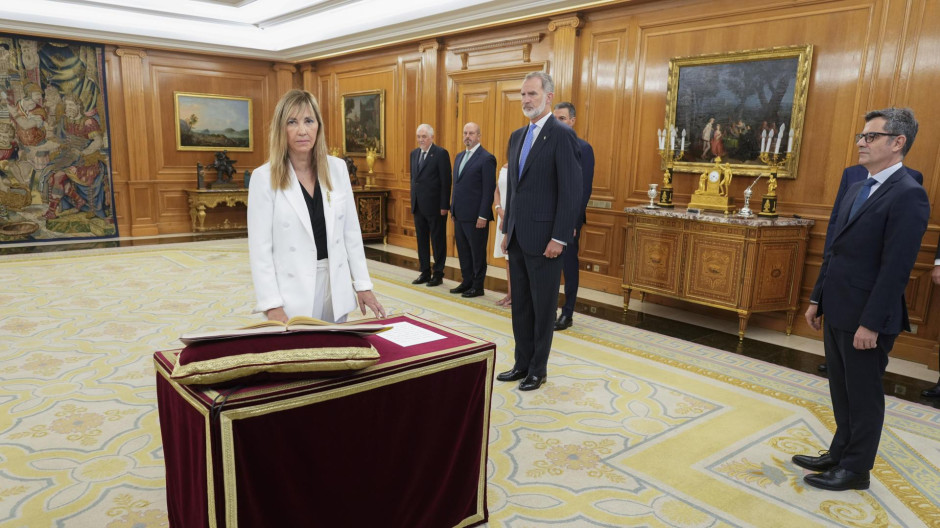 La magistrada Isabel Perelló, ante el ministro de Justicia, Félix Bolaños (d), promete este miércoles ante el Rey Felipe VI