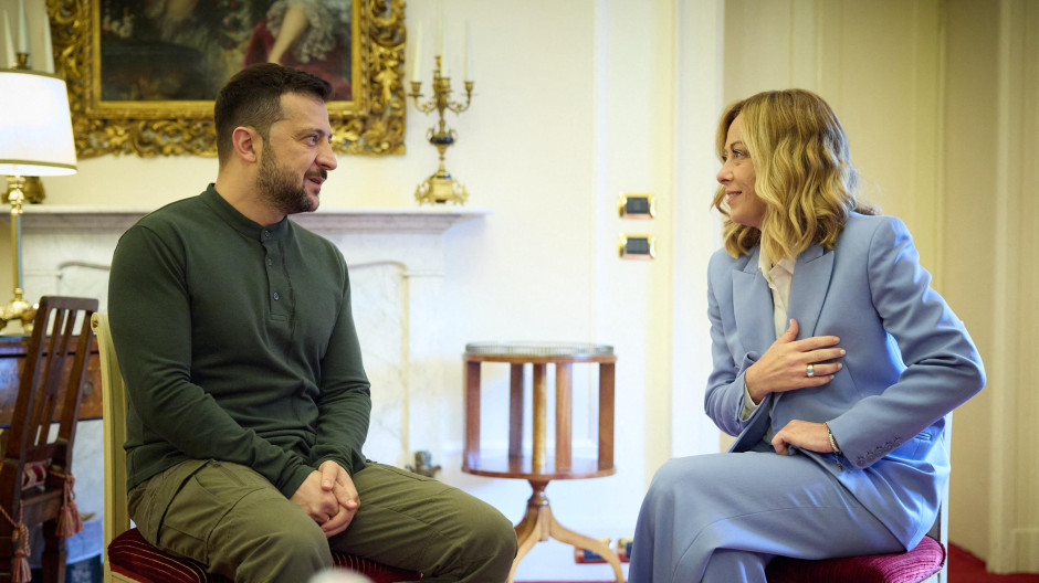 La primera ministra de Italia, Giorgia Meloni, asiste a una reunión con el presidente de Ucrania, Volodimir Zelenski