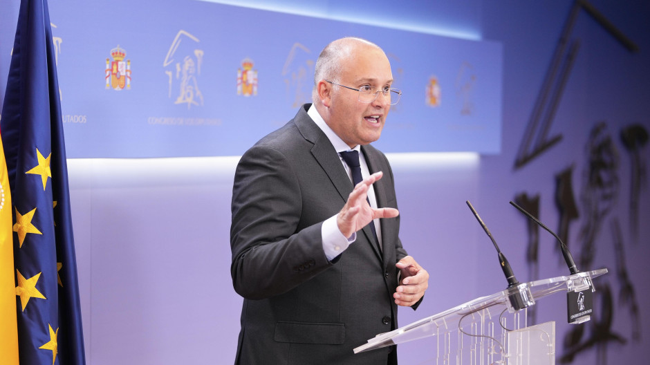 Tellado anuncia que Sánchez deberá comparecer para explicar la crisis migratoria, en directo