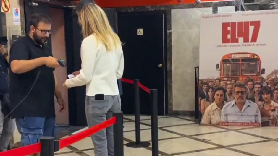 Pedro Sánchez y Begoña Gómez en la entrada del cine
