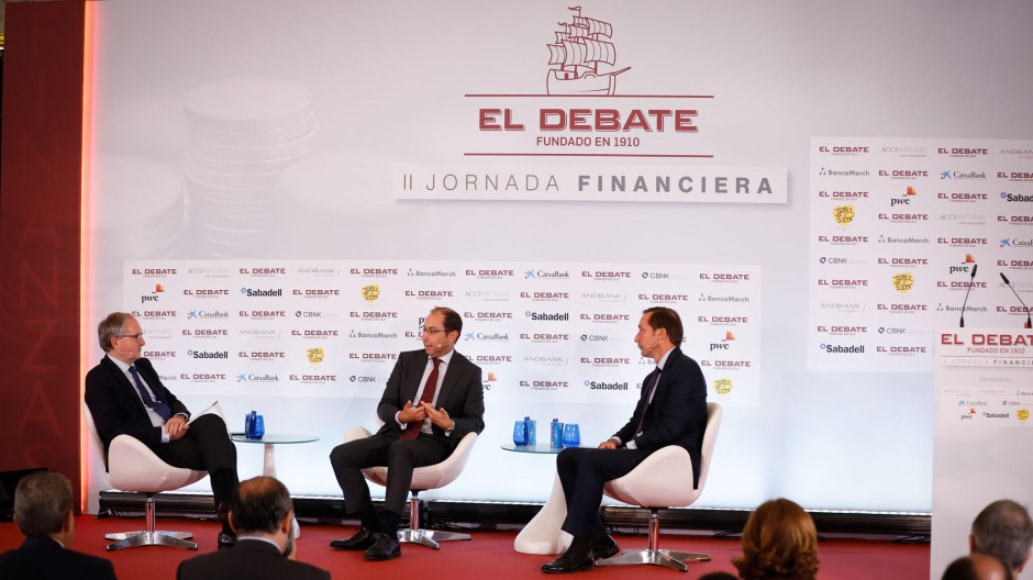Fernando Rayón (corresponsal económico de El Debate), Pablo Martínez-Pina (Socio responsable del Sector Financiero en PwC España), y Enrique Serra (Consejero Delegado de CBNK)