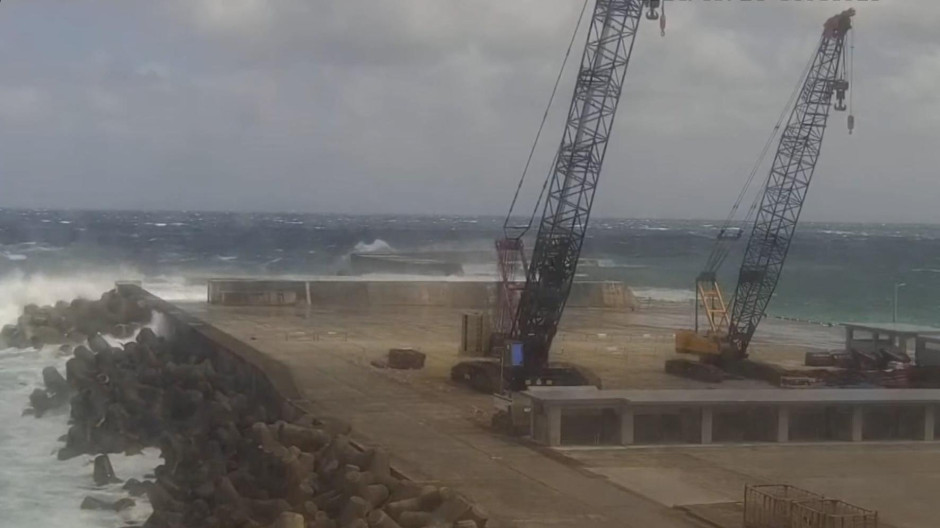 Unas cámaras captan la llegada de un tsunami de medio metro de altura a la costa en Tokio