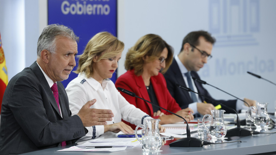 De izquierda a derecha, los ministros Torres y Alegría, la vicepresidenta Ribera y el ministro Cuerpo
