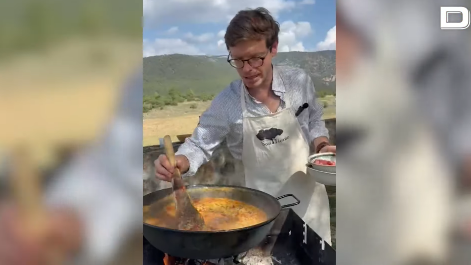 San Tierno cocina un delicioso arroz con carabineros