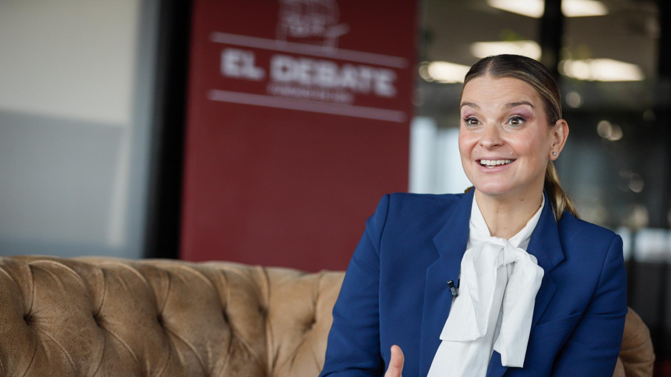 La presidenta de las Islas Baleares, Marga Prohens, durante su entrevista con El Debate