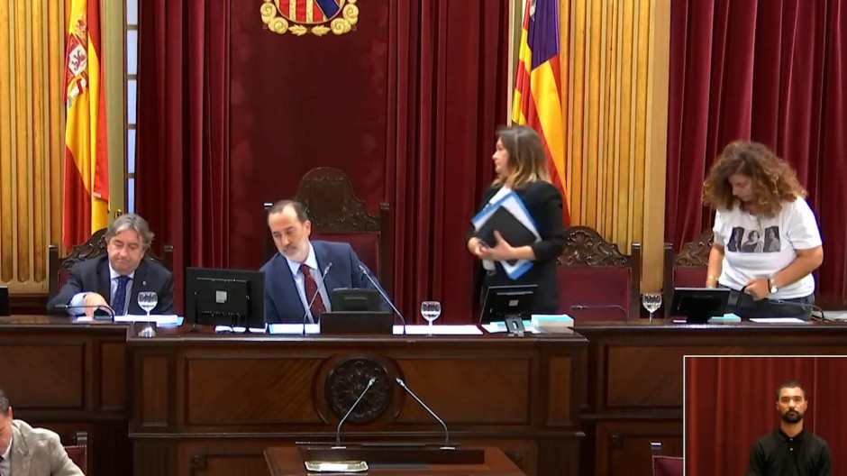 Le Senne expulsa a dos diputadas del PSOE por exhibir a víctimas de la Guerra Civil en la Mesa del Parlamento
