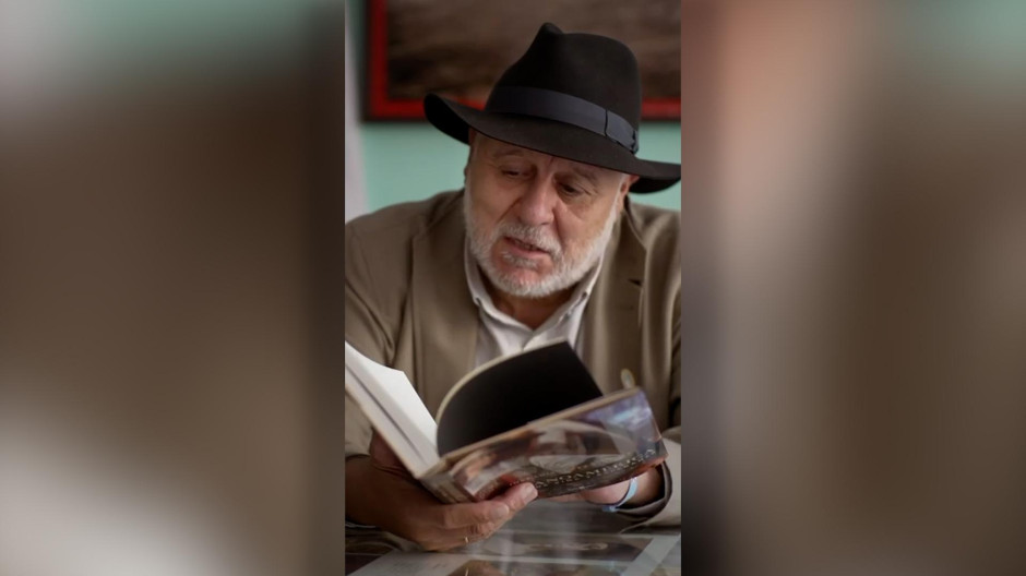 El autor del libro, José Luis López-Linares mostrando su nuevo libro: 'Hispanoamérica: canto de vida y esperanza'