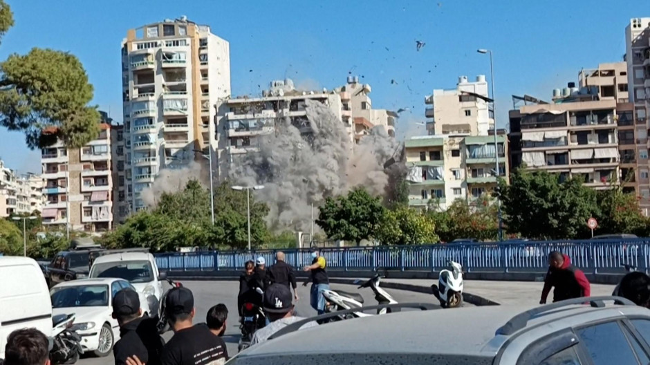 El momento en el que un misil de Israel derrumba un edificio de más de 10 plantas en Beirut