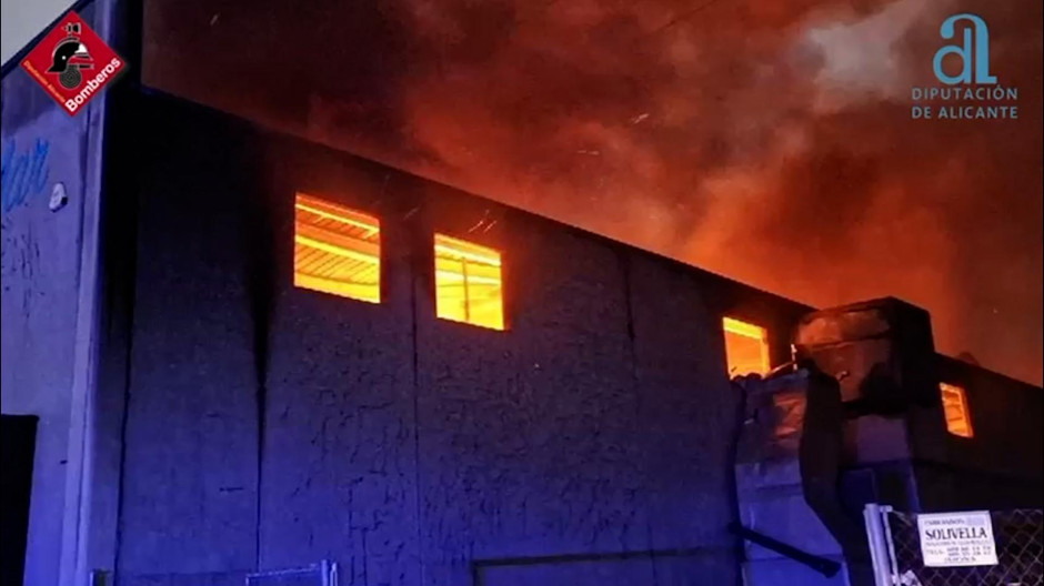 Incendio en una fábrica de hilaturas en Bañeres de Mariola (Alicante)