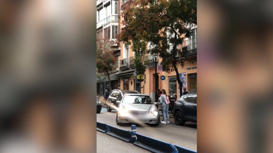 ¿Se puede guardar el sitio para otro coche? La bronca de dos mujeres con un conductor que demuestra que sí